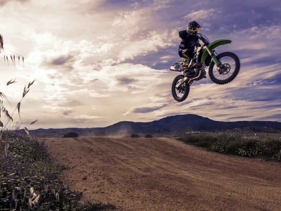 Видео: 120 метров скок с мотоциклет