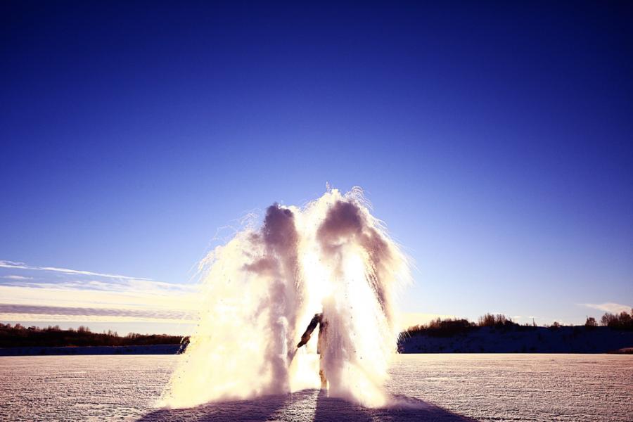 Защо горещата вода замръзва по-бързо от студената?