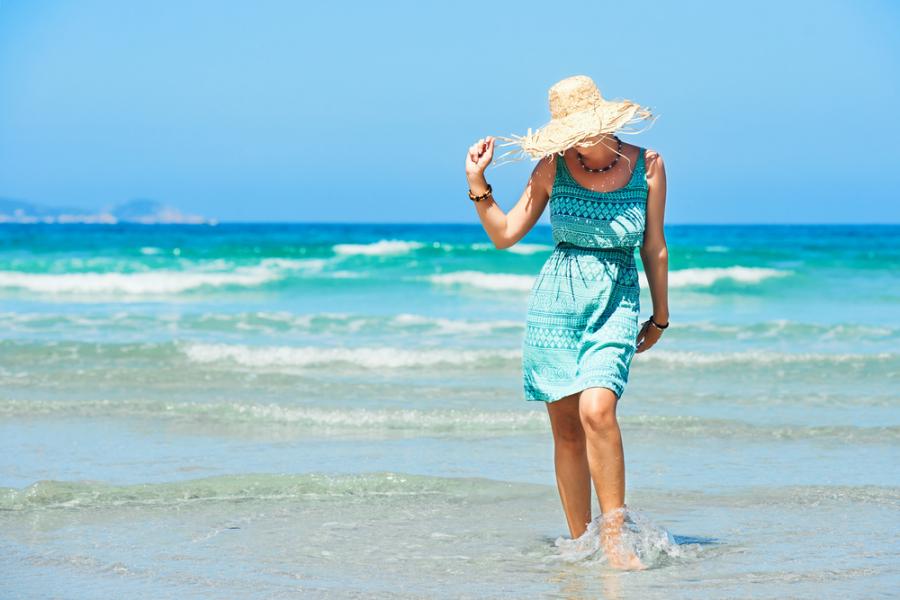 Сините дрехи пазят най-добре от слънцето