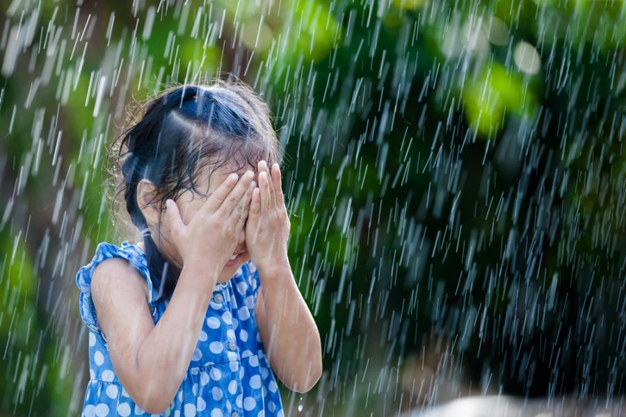  Едно момиченце за първи път вижда дъжд - реакцията й е невероятна!