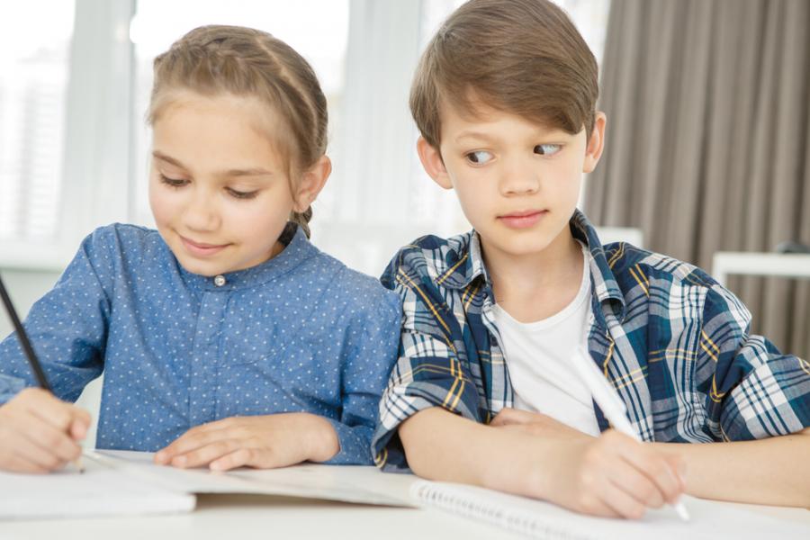 Учените: децата, които имат самочувствието на умни, са по-склонни да мамят на изпити