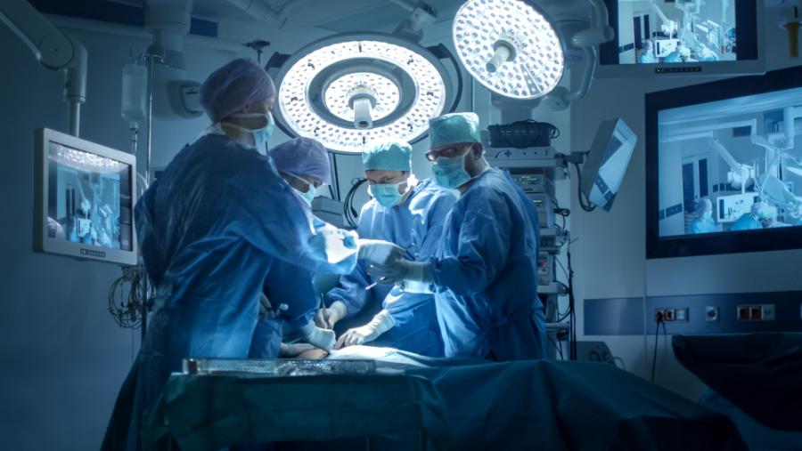 Лекари извършиха първата в света трансплантация на гръбначен стълб