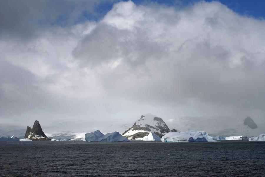 16 януари 1909 г. - Експедицията на Ърнест Шакълтън достига до Южния магнитен полюс