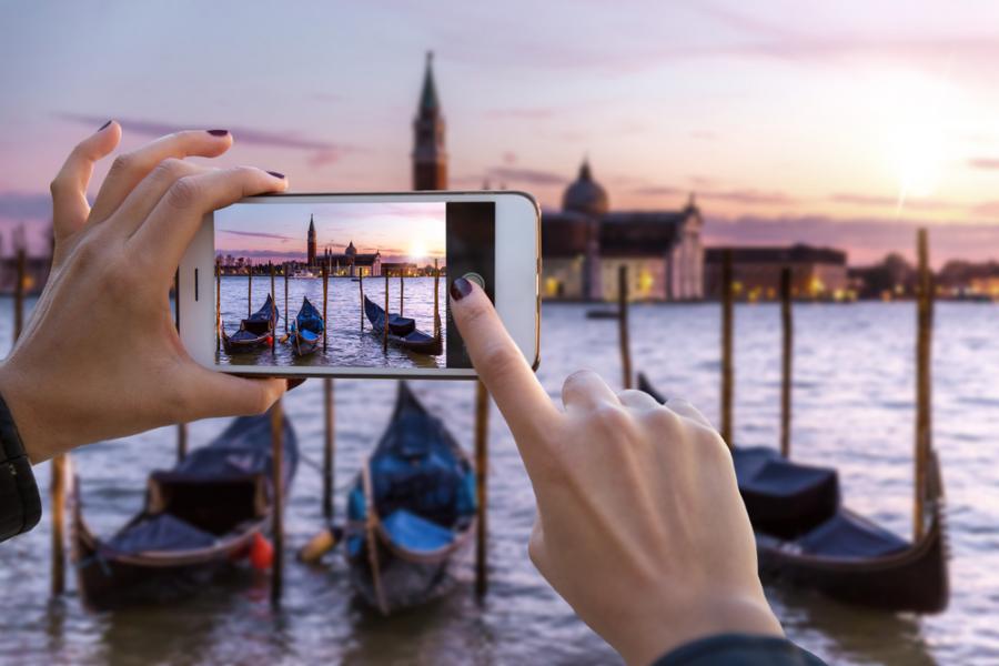 Споделянето на снимки в интернет изтрива спомените