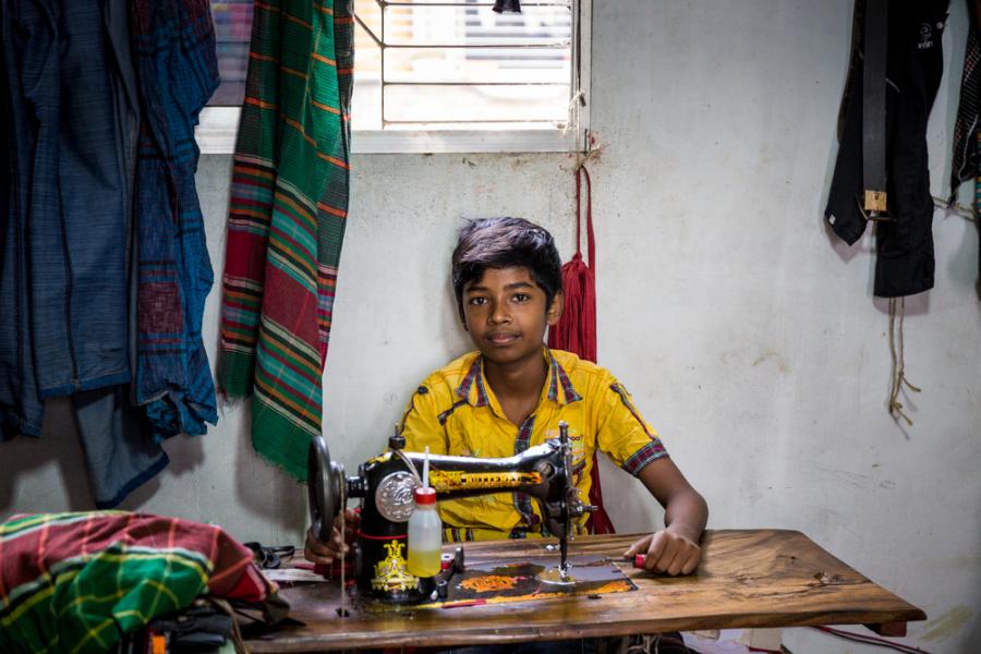 Историята на децата без детство, които шият дрехите ни