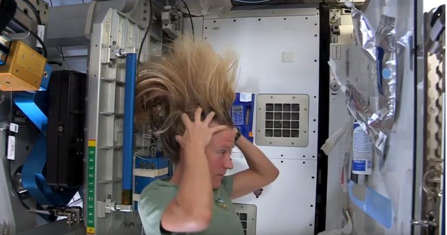 Ето как астронавтите си мият косата в Космоса