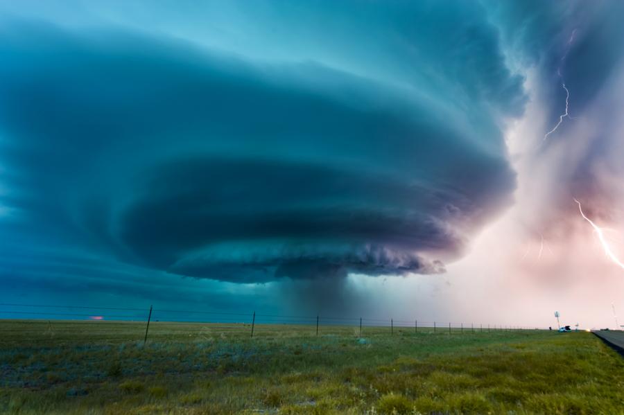 Суперклетка отблизо: таймлапс кадри от красивата и страховита гръмотевична буря