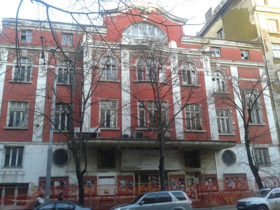 Ще спасим ли първия български киносалон от разруха?
