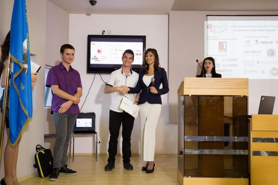 Двама ученици от 