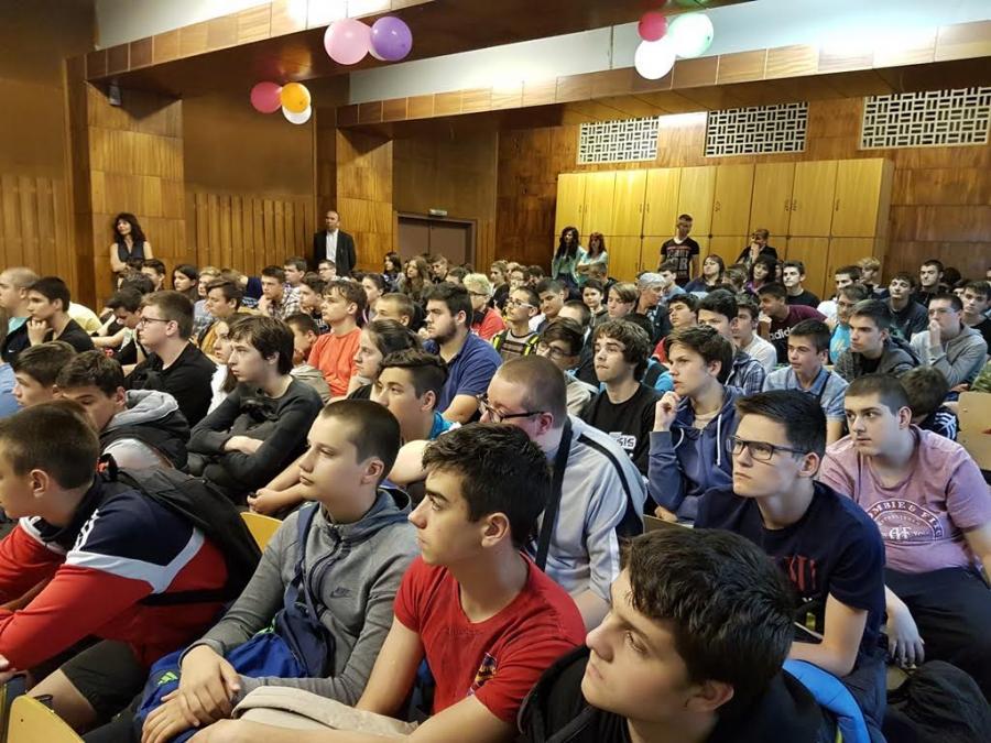 Schneider Electric подкрепя ученици по електроника