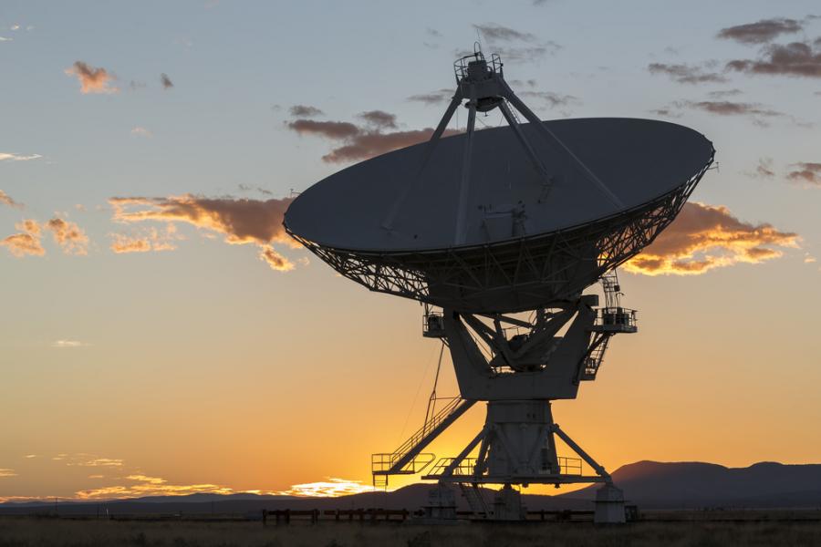 Астрономи засякоха мистериозен радио сигнал, идващ от подобна на Слънцето звезда