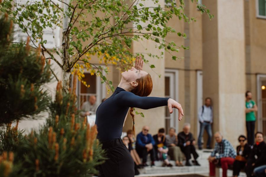 Танц от бившия „Изток“ на Европа - тук и сега