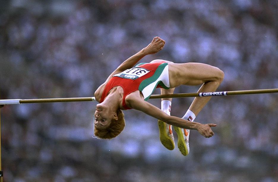 Резултат с изображение за Стефка Костадинова поставя световен рекорд в скока на височина - 209 см.
