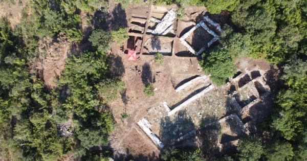 Огромен мраморен блок от 3 ти век с изобразен медальон откриха археолози при разкопките