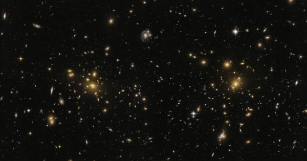 Рядко сливане между галактически купове разкри един още по-рядък феномен