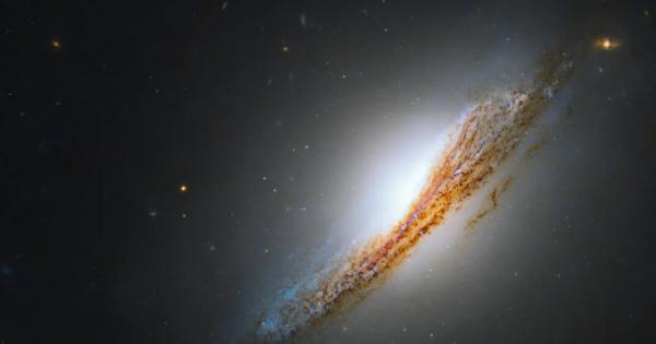 Космическият телескоп Хъбъл разкри рядка галактика със светещо сърце, съобщи