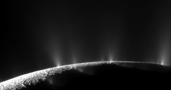 Когато сондата Касини Хюйгенс премина през солените парни струи извиращи от
