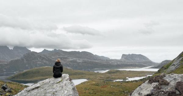 Психологическото дистанциране е феномен който кара хората да възприемат далечни