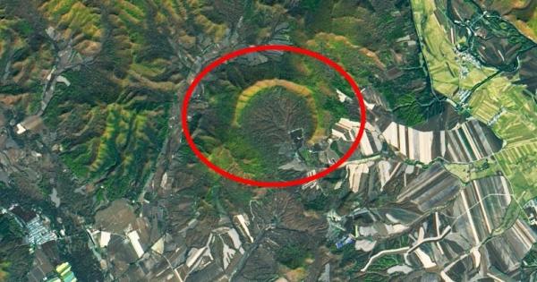 Кратер с формата на полумесец в североизточен Китай е най големият