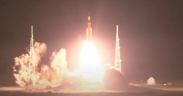 След два неуспешни опита NASA изстреля успешно своята мегаракета SLS