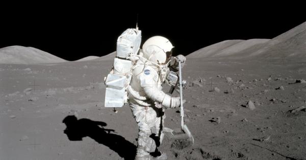 Мисиите Аполо до Луната връщат на Земята общо 2196 скални