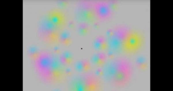 Вгледайте се в центъра на изображението по долу След няколко секунди цветовете