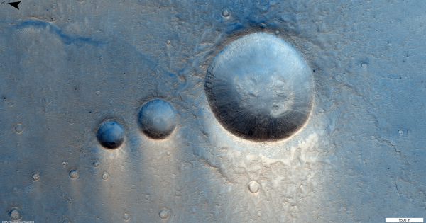 Повърхността на прашния и сух Марс е скована и гола
