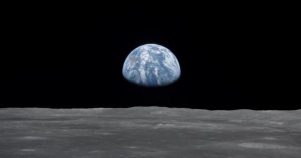 Всички ние познаваме и обичаме нашата Луна Тя съпровожда Земята