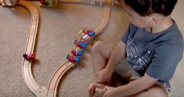 Представете си че стоите до влаковите релси В далечината забелязвате