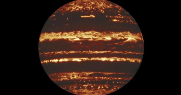 Юпитер е най голямата планета в Слънчевата система Тук бушува и