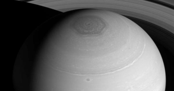 Северният полюс на Сатурн е странно място Тук облаците образуват