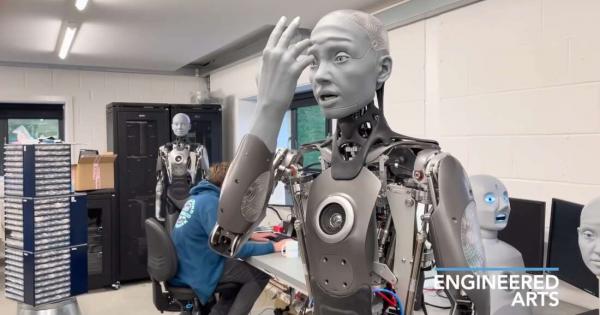 Британската компания Engineered Arts представи най-модерния човекоподобен робот в света“. И