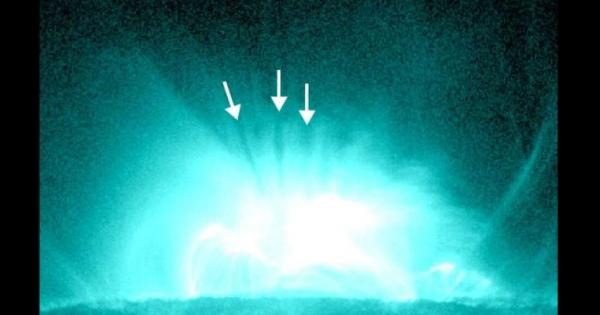 Често на супер високочестотните снимки слънчевите изригвания приличат на ръка с