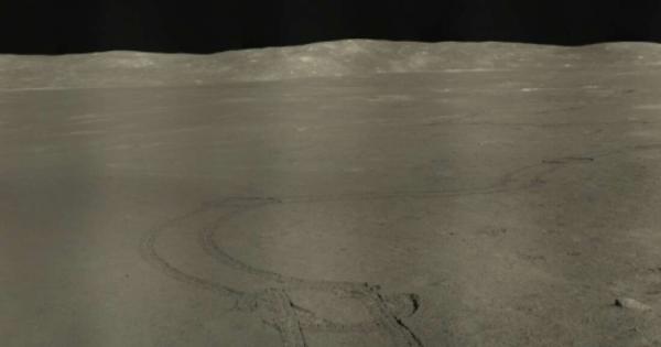 Китайският луноход Юту 2 направи тази невероятна панорамна снимка на далечната
