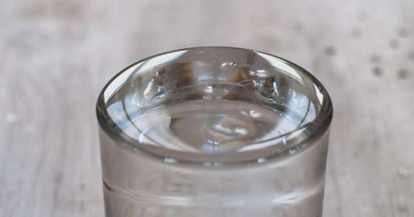 Видео в Twitter в което няколко души играят на водната