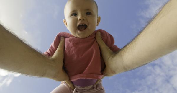 Очите на новородените са с 3 мм по къси от носа