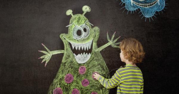 Преди броени дни детето с охота е стояло в прегръдките