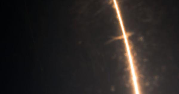 Спейс Екс SpaceX изстреля успешно първия си космически кораб на