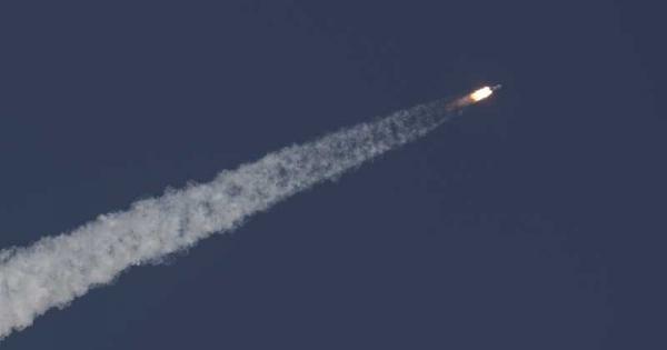 Отломки от китайска ракета се очаква да паднат неконтролируемо обратно