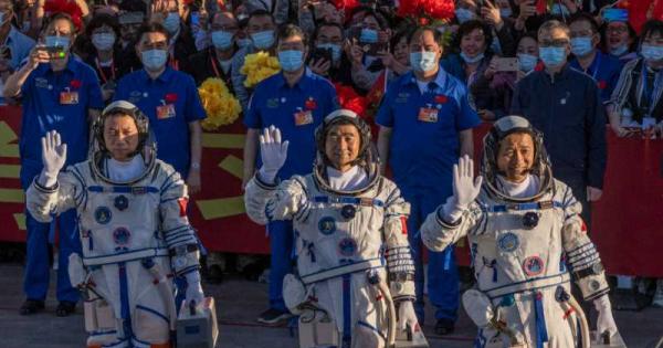 Китай изстреля в четвъртък първия космически кораб с тричленен екипаж