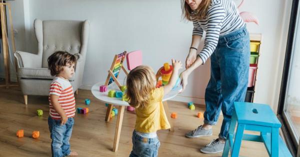 От възпитателите с които хлапето общува в яслата в градината