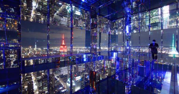 Стъклен асансьор който издига хората на над 300 метра височина