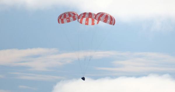 Капсулата на NASA Орион се завърна на Земята в неделя