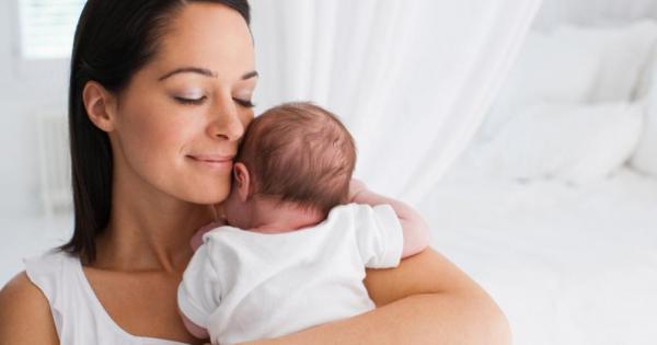 Младите майки често завират нос и обичат да душкат бебетата