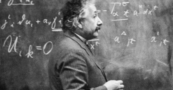 Алберт Айнщайн e един от основателите на модерната физика и създател
