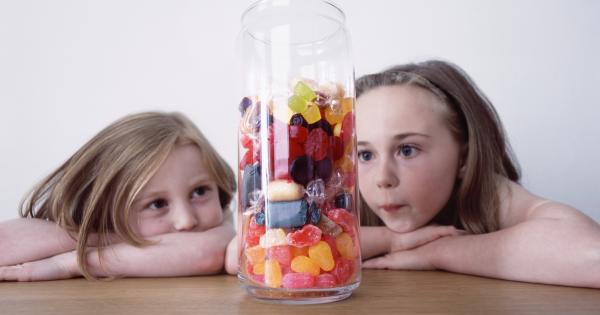 Щом детето се нахрани отново влиза до кръста в хладилника