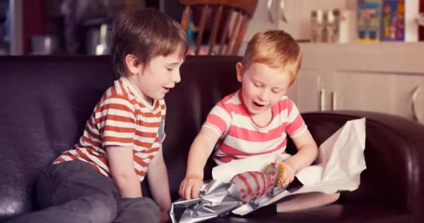 На 3 4 години детето започва да обръща внимание на играчките