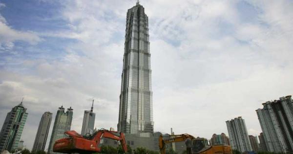 Гражданите на Шанхай преминаващи през източния квартал Хуанпу по рано този месец