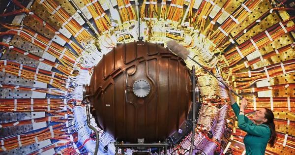 Международен екип учени от ЦЕРН от проекта LHCb в Големия