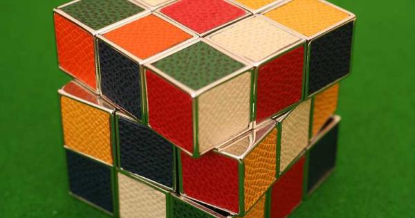 Решаване на судоку кръстословици редене на Кубчето на Рубик или партия шах с